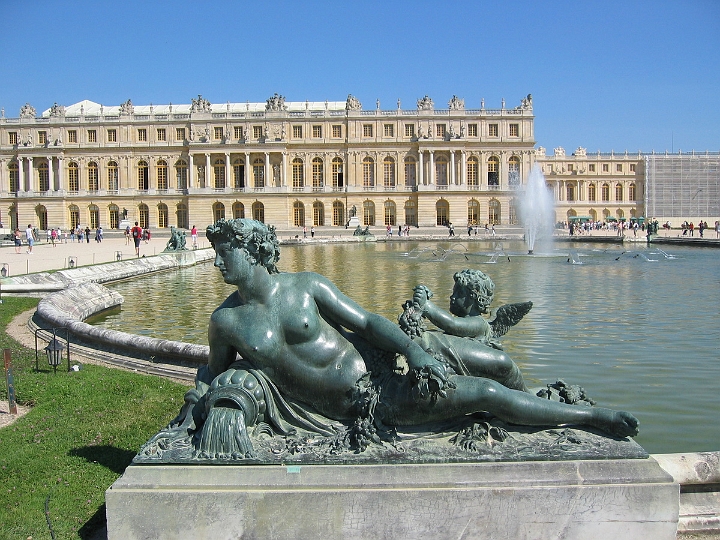 099 Versailles statue and fountain.jpg